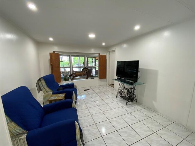 Building Photo - 5514 Lagoon Dr