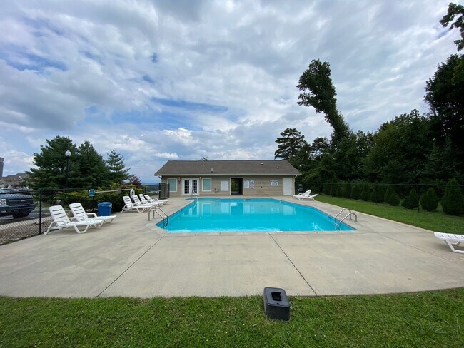 Building Photo - West AVL - Spacious Home in Scenic Bluff S...