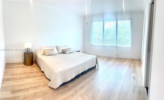Building Photo - 10178 Collins Ave