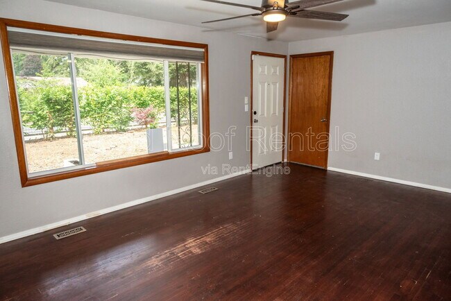 Building Photo - 502-138 138 St E