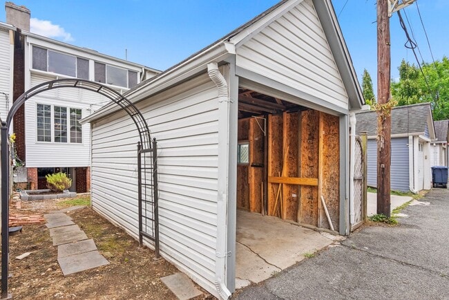 Building Photo - 3 Bed 2 Bath - Glover Park Row Home - Fini...
