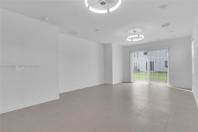 Building Photo - 615 NE 1st Ave