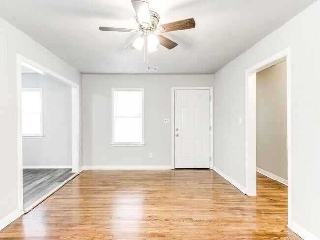 Building Photo - Charming 2 bed 1 bath home with many updates!