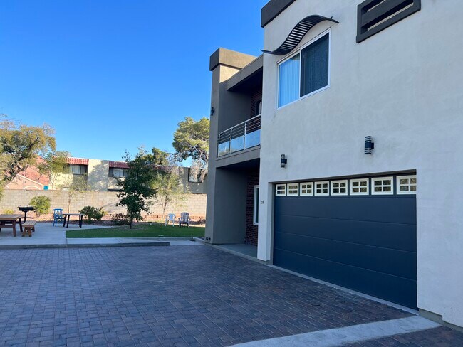 Building Photo - 1641 N 51st St