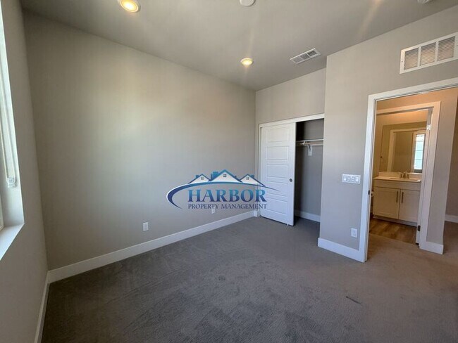 Building Photo - 1492 W Sunrise Ln