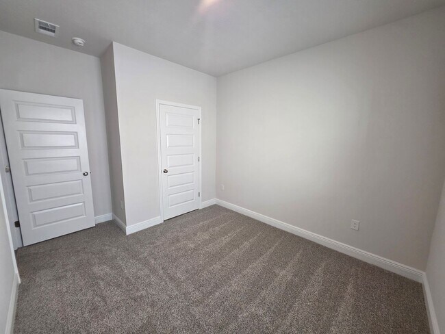 Building Photo - Brand new 5BR/3BA with Amenities Galore