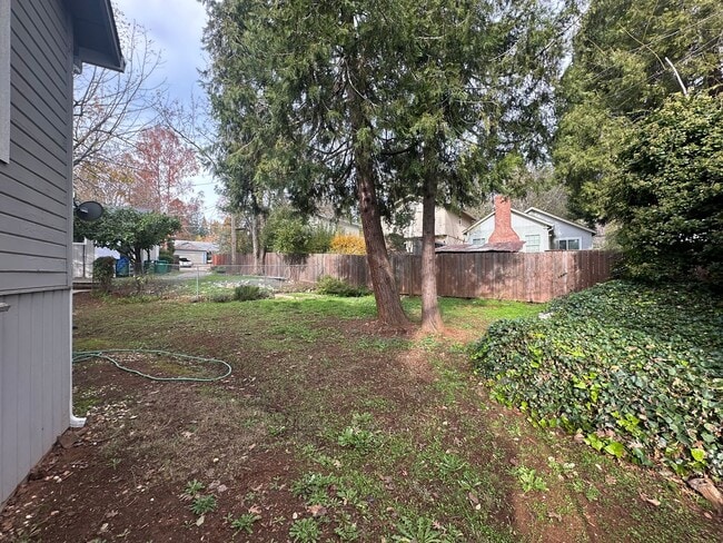 Building Photo - Cozy Quiet Grass Valley Charmer - 1/1 650 SF (Driveway, Parking, & Yard)