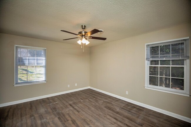 Building Photo - ** 3 bed 2 bath located in Dalraida ** Cal...