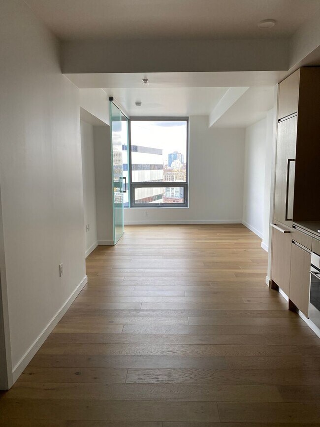 Building Photo - Nexus Condo 1B+1B+1 Den