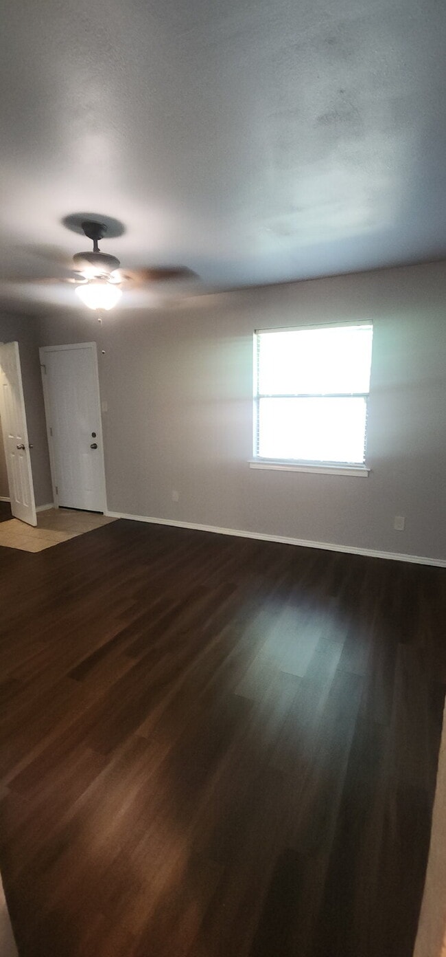 Building Photo - Charming 2 Bed/ 1 Bath Duplex with a Garag...
