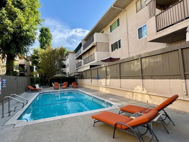 Building Photo - Large 2 bed 2 bath
