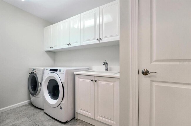 Building Photo - 5823 Bowen Daniel Dr