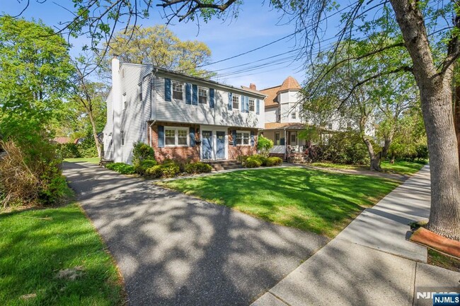 Primary Photo - 222-224-224 Woodside Ave