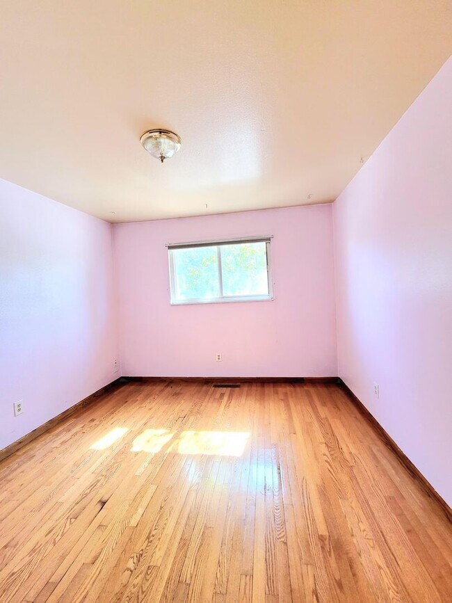 Building Photo - 4 bedroom home with fenced back yard!