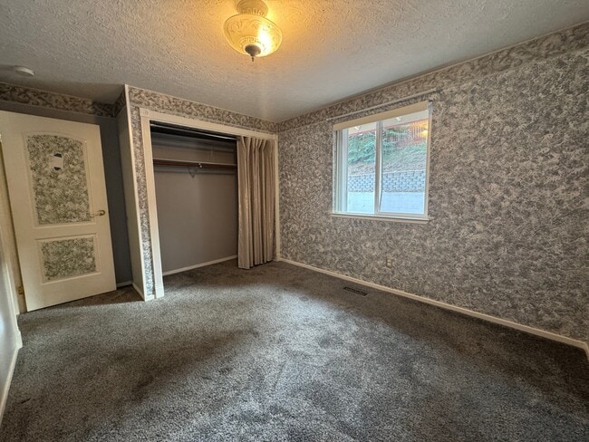 Building Photo - 1855 King Edward Dr