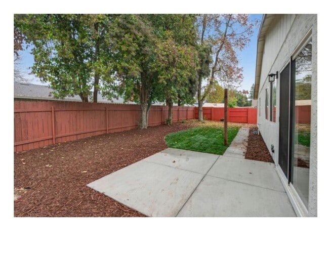 Building Photo - Available NOW! Beautiful updated home, 4+2, 2 car garage