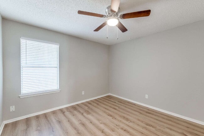 Building Photo - Updated 2 Bed, 2 Bath Home in Desirable Location