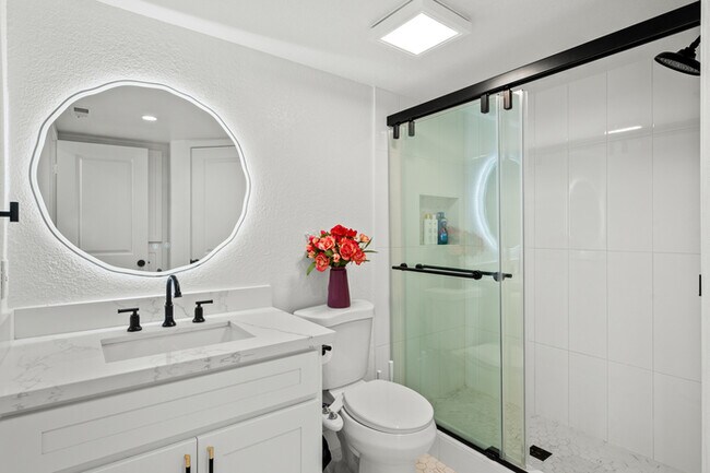 Building Photo - Luxe Spacious Home Near Parks Fully Equipped