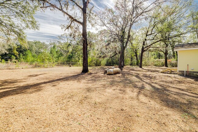 Building Photo - Newly Renovated Home on 1 Acre Lot in Sout...