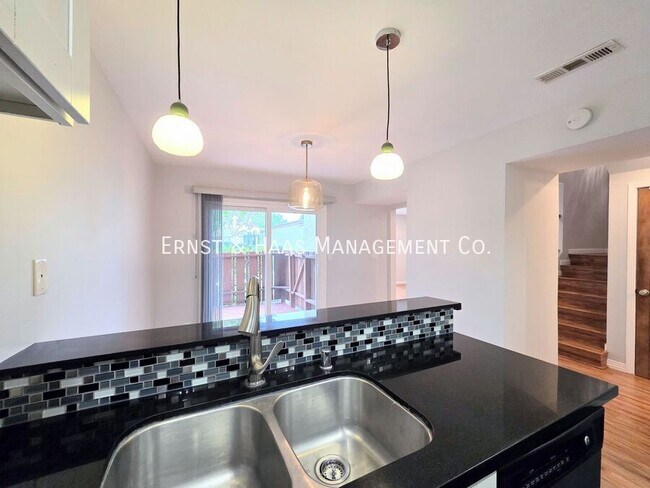 Building Photo - 3701 Country Club Dr