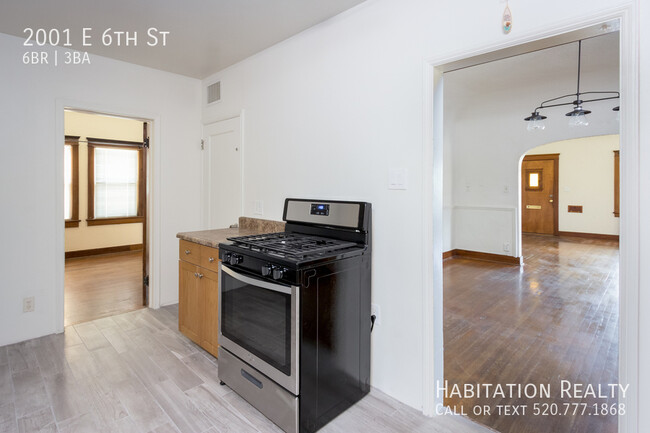 Building Photo - Sam Hughes, Spacious 6Bed/3Ba Home near th...