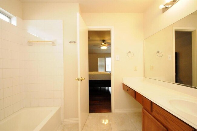 Building Photo - 16127 Eaglewood Spring Ct