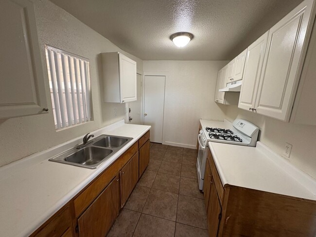 Building Photo - Cozy Hanford Home Available Now!