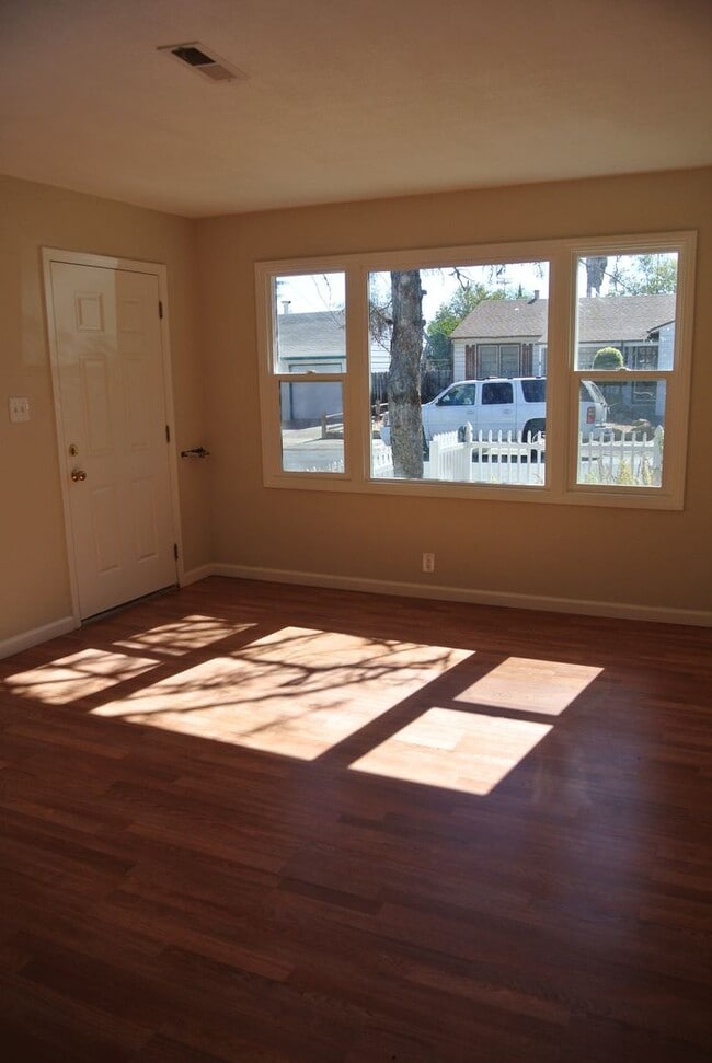 Building Photo - **COMING SOON** Adorable 2 Bedroom, 1 Bath...