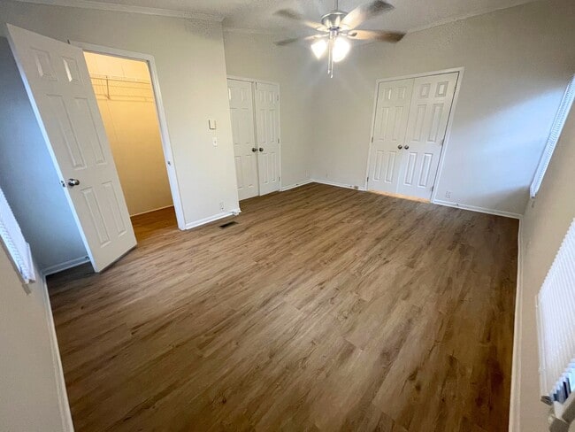 Building Photo - LEASING NOW FOR NOVEMBER 2025!