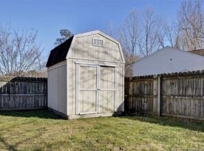 Building Photo - 303 Brittania Dr