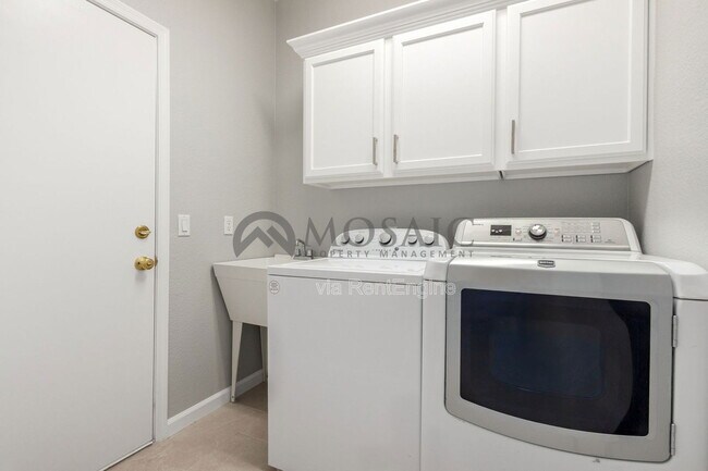 Building Photo - 1245 E Waterview Pl