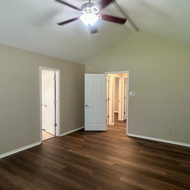 Building Photo - Enjoy Coming Home To This Beautiful and Well Maintained Home Close To Shopping, Restaurants & More!