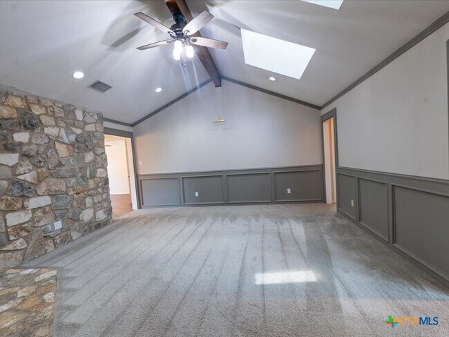 Building Photo - 300 Las Plumas Dr