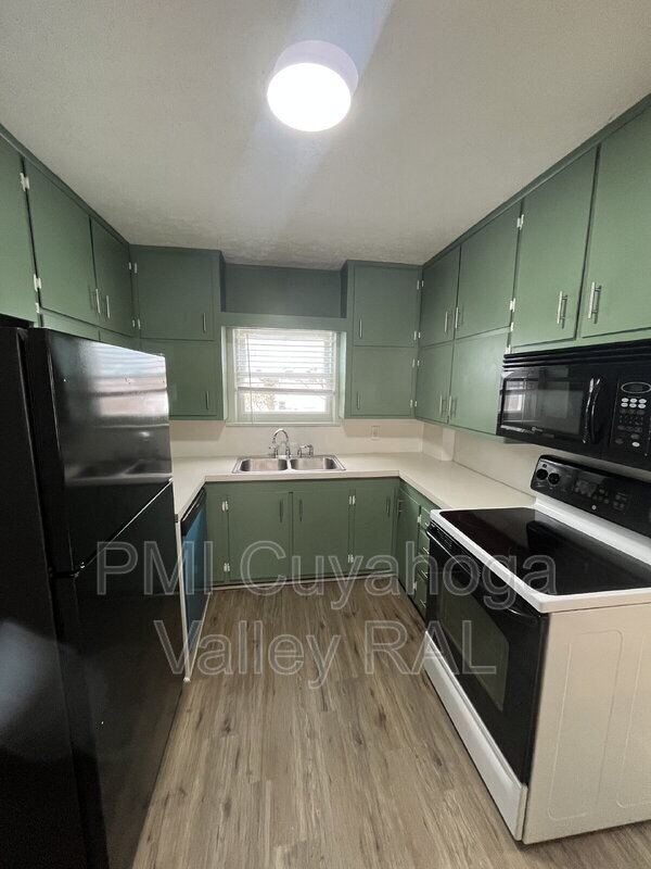 Building Photo - 165 Colony Crescent