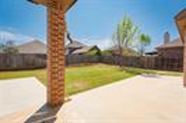 Building Photo - Oak Point Beauty