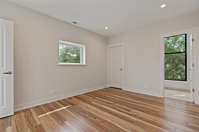 Building Photo - 5131 N Lincoln Ave
