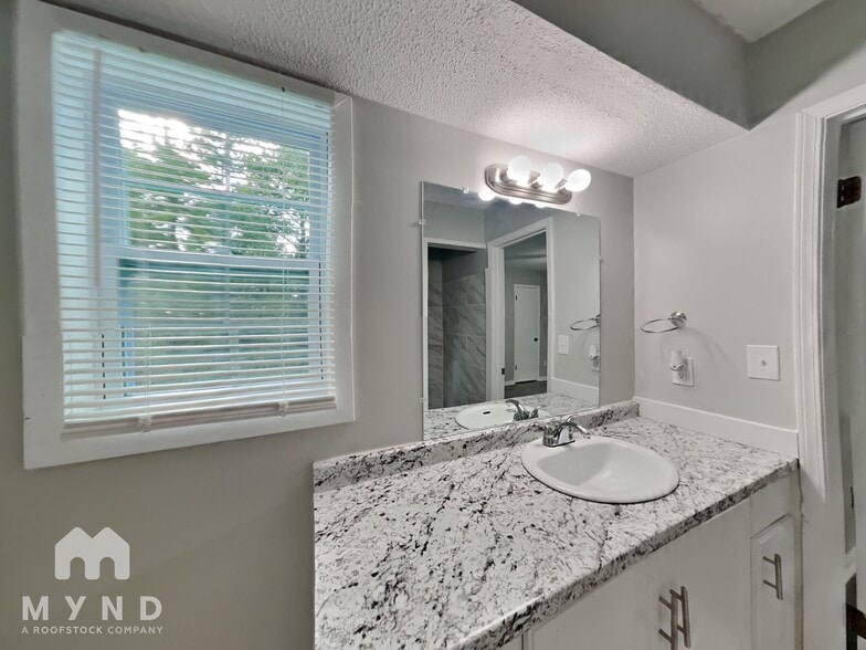 Building Photo - 804 Pine Forest Cir