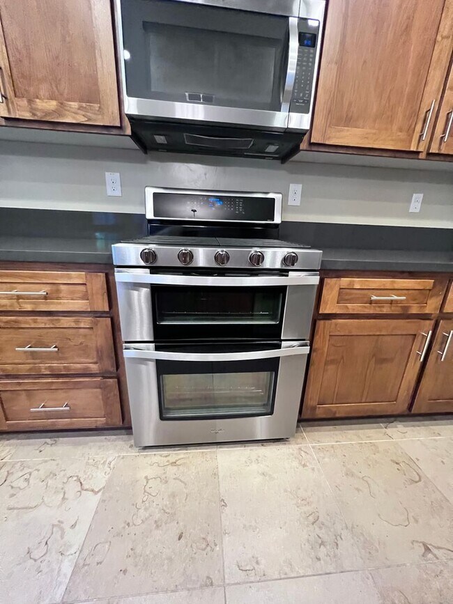 Building Photo - Stunning 3 Bedroom, 2.5 Bath Single Family Home, Gated Community, Beautiful Inside & Out!