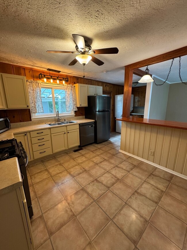 Building Photo - 4011 Longwood Dr