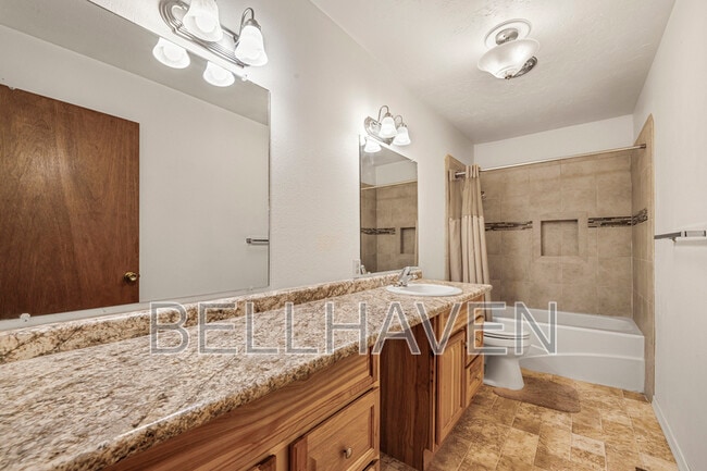 Building Photo - 450 W Elmore Ave