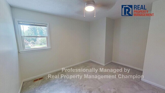Building Photo - Spacious 3 BD/2.5 BA with Bonus Room on La...