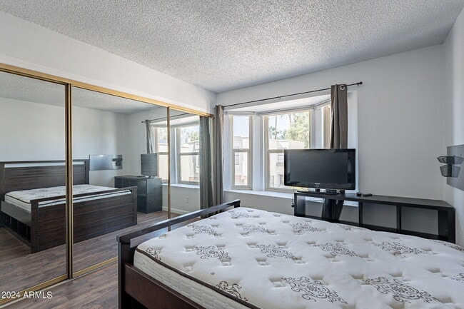 Building Photo - 820 W University Dr