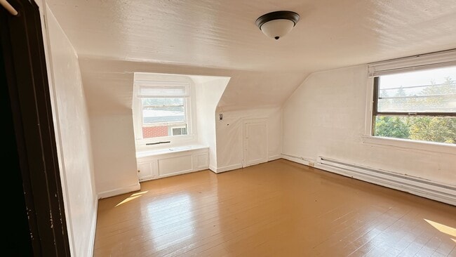 Building Photo - 4 bdrm/1 bath house with garage + large ya...