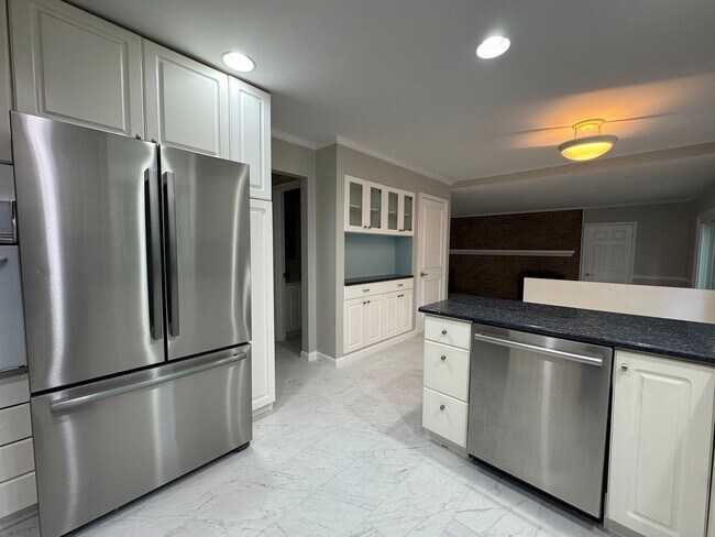 Building Photo - Spacious And Elegant 4 Bed 3 Bath Home Wit...