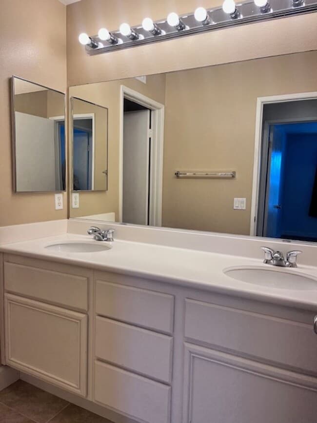 Building Photo - Redlands Home in Gated Community