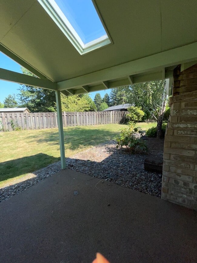 Building Photo - Cute Home with large yard in Hillsboro