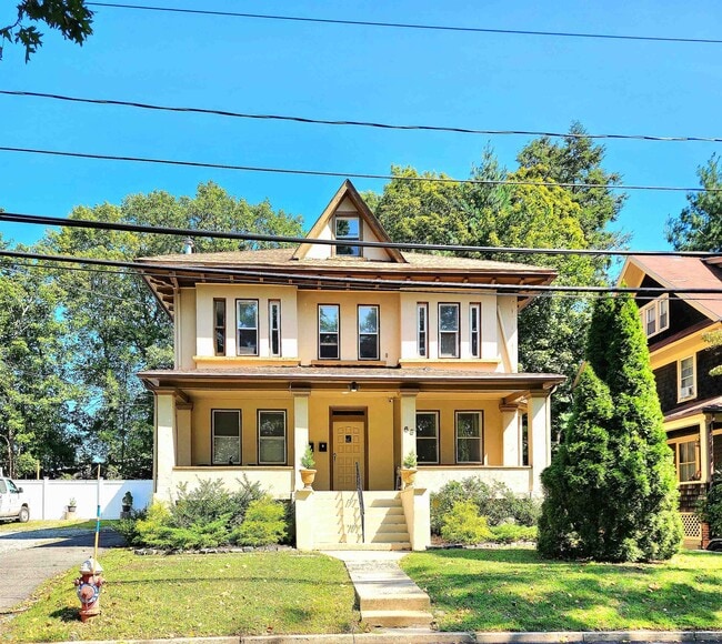 Primary Photo - 65 W Ivy Ln