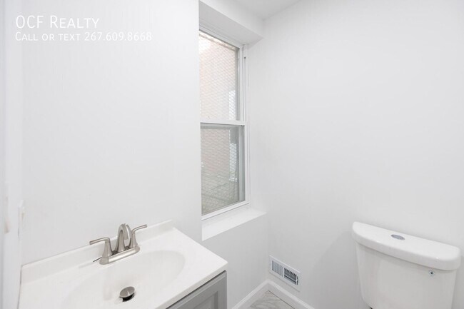 Building Photo - 948 Belmont Ave
