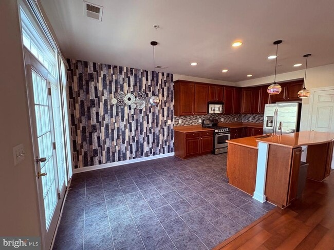 Building Photo - 635 Whetstone Glen St