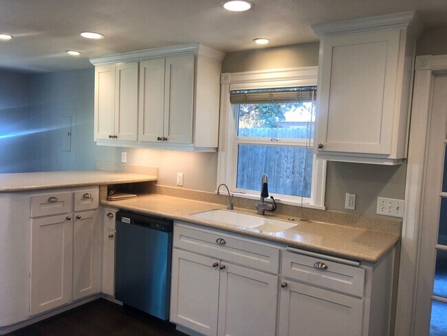 Building Photo - Darling 3 bedroom bungalow in Ferry St Bridge neighborhood!